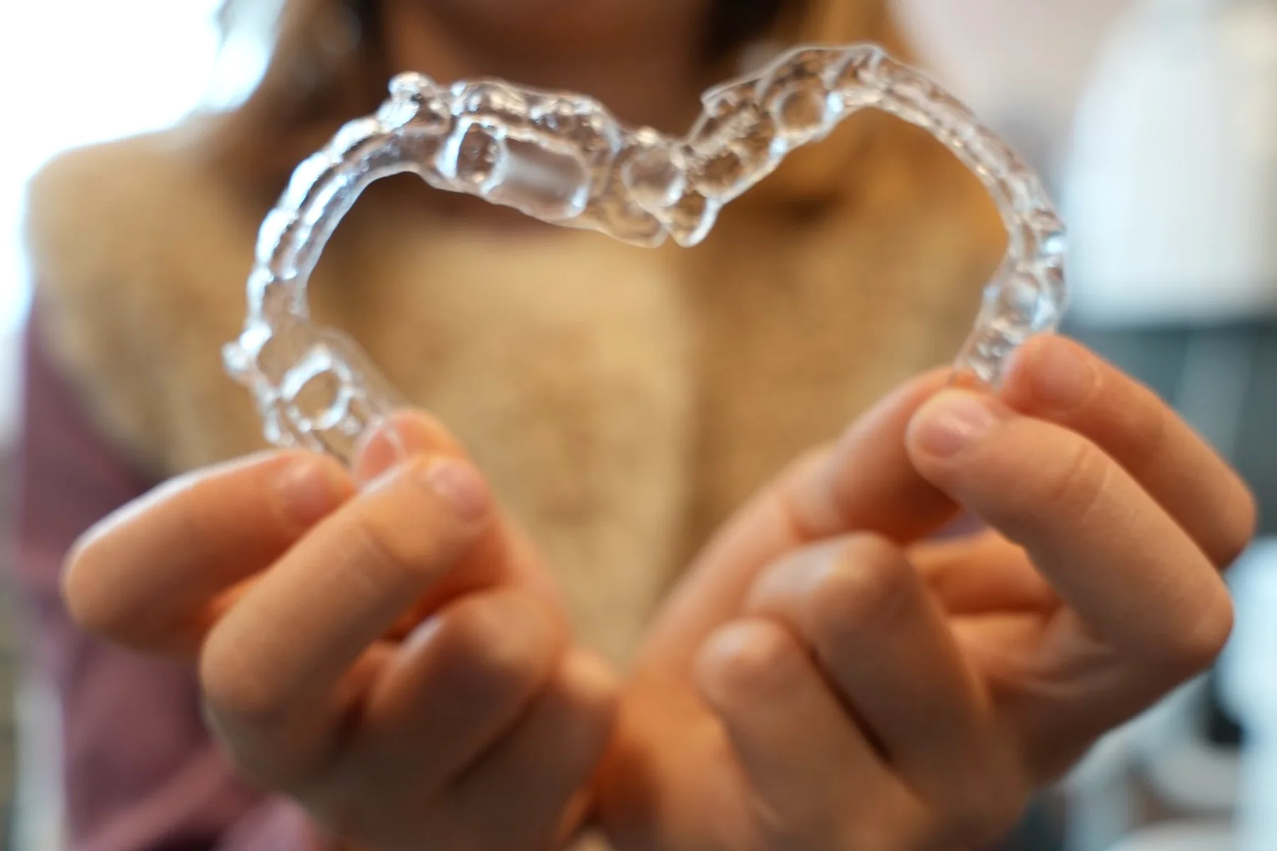Gros plan sur une gouttière transparente tenue en forme de cœur