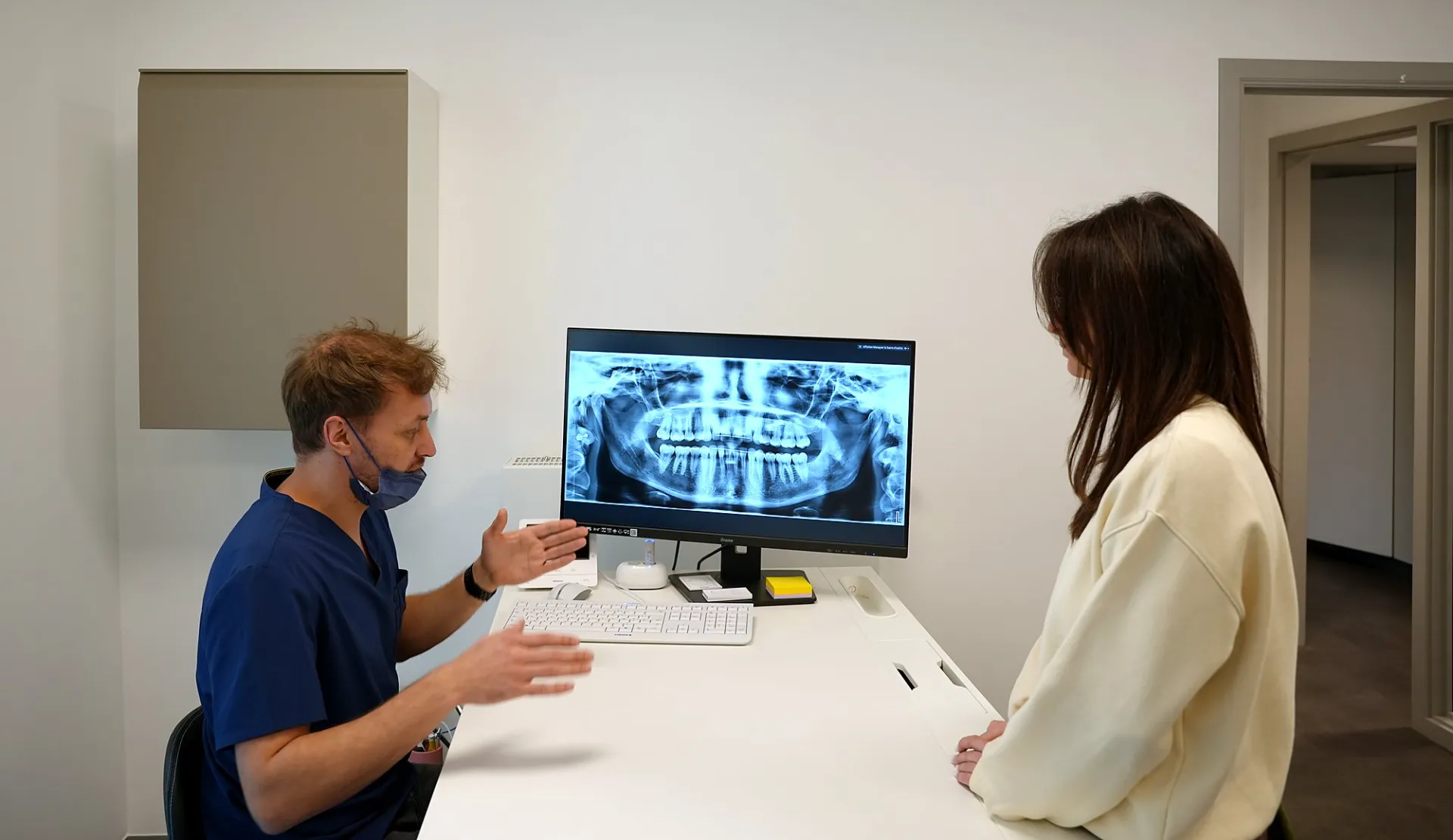 Cédric Borteele discute d’une radiographie avec une patiente lors d’un contrôle