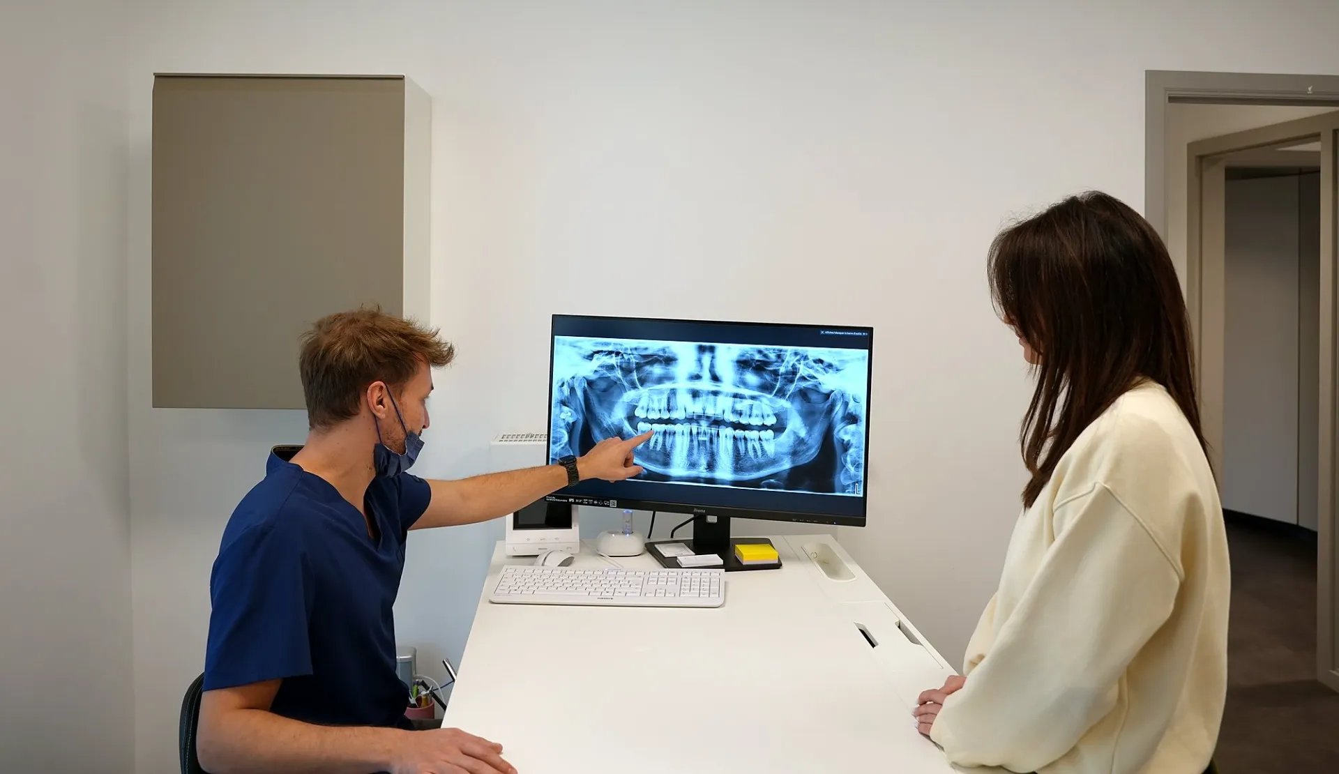 Cédric Borteele explique une radiographie à une patiente