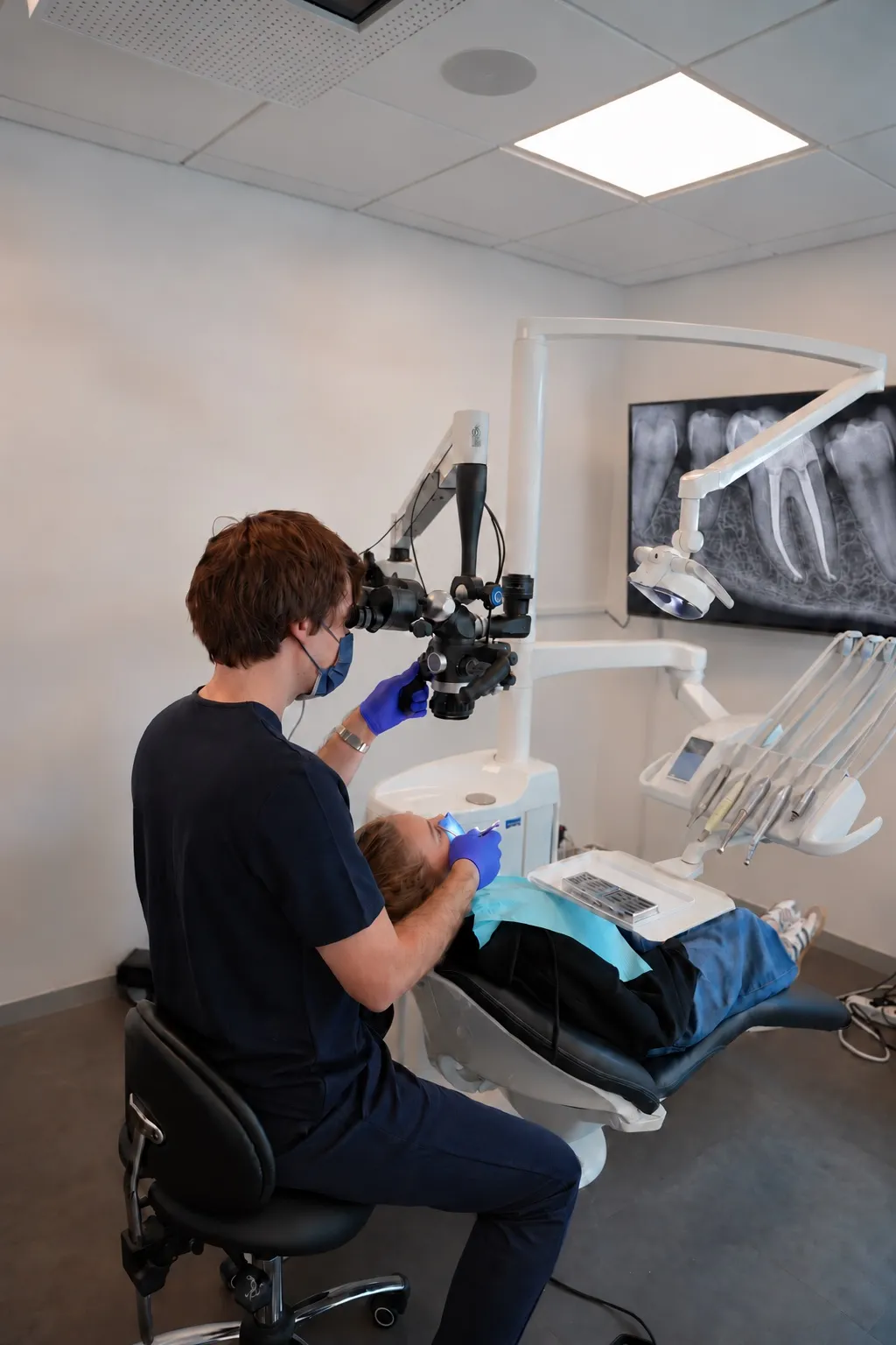 Maxime Laverdeur au microscope dentaire