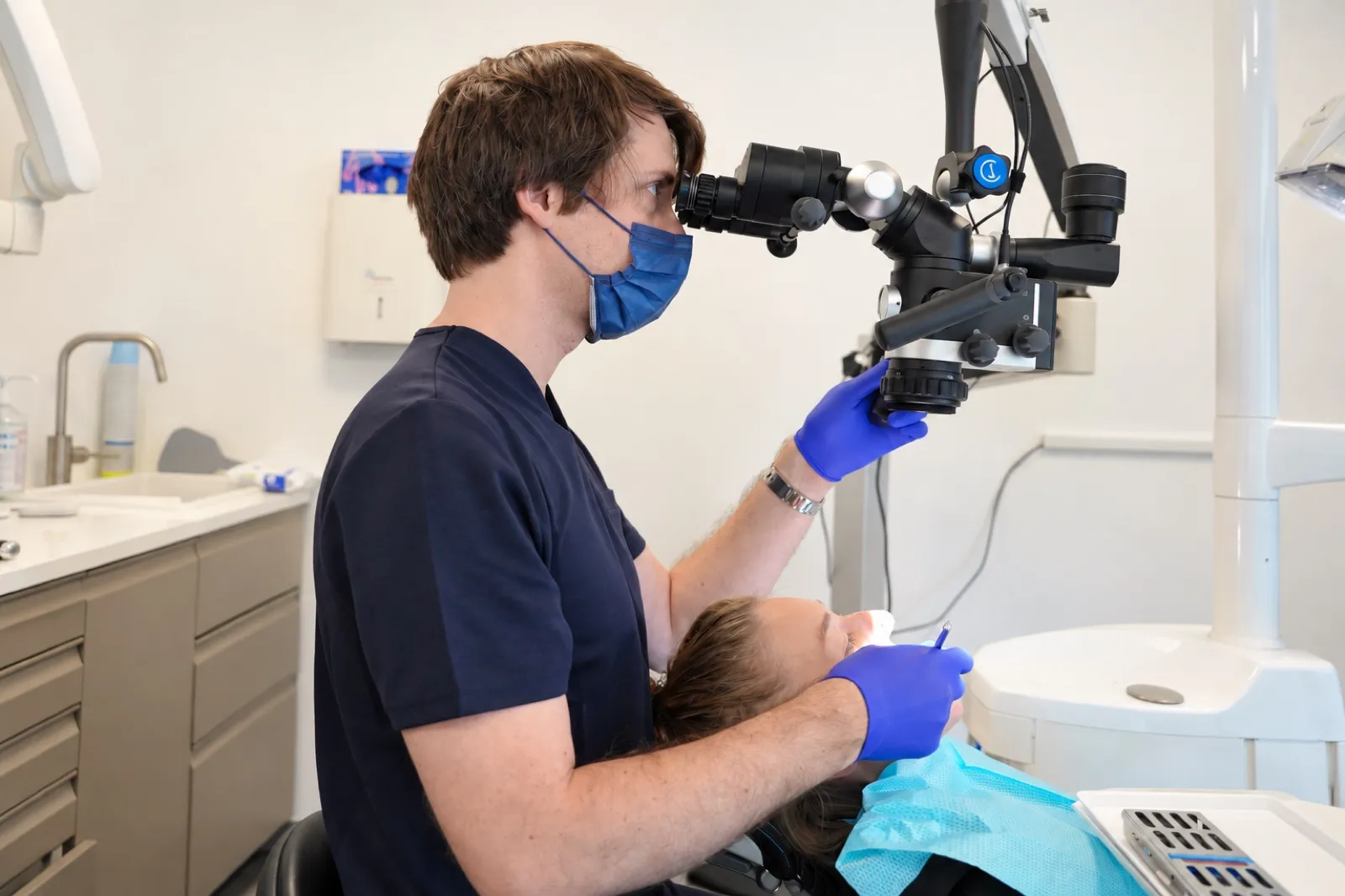 Maxime Laverdeur au microscope dentaire