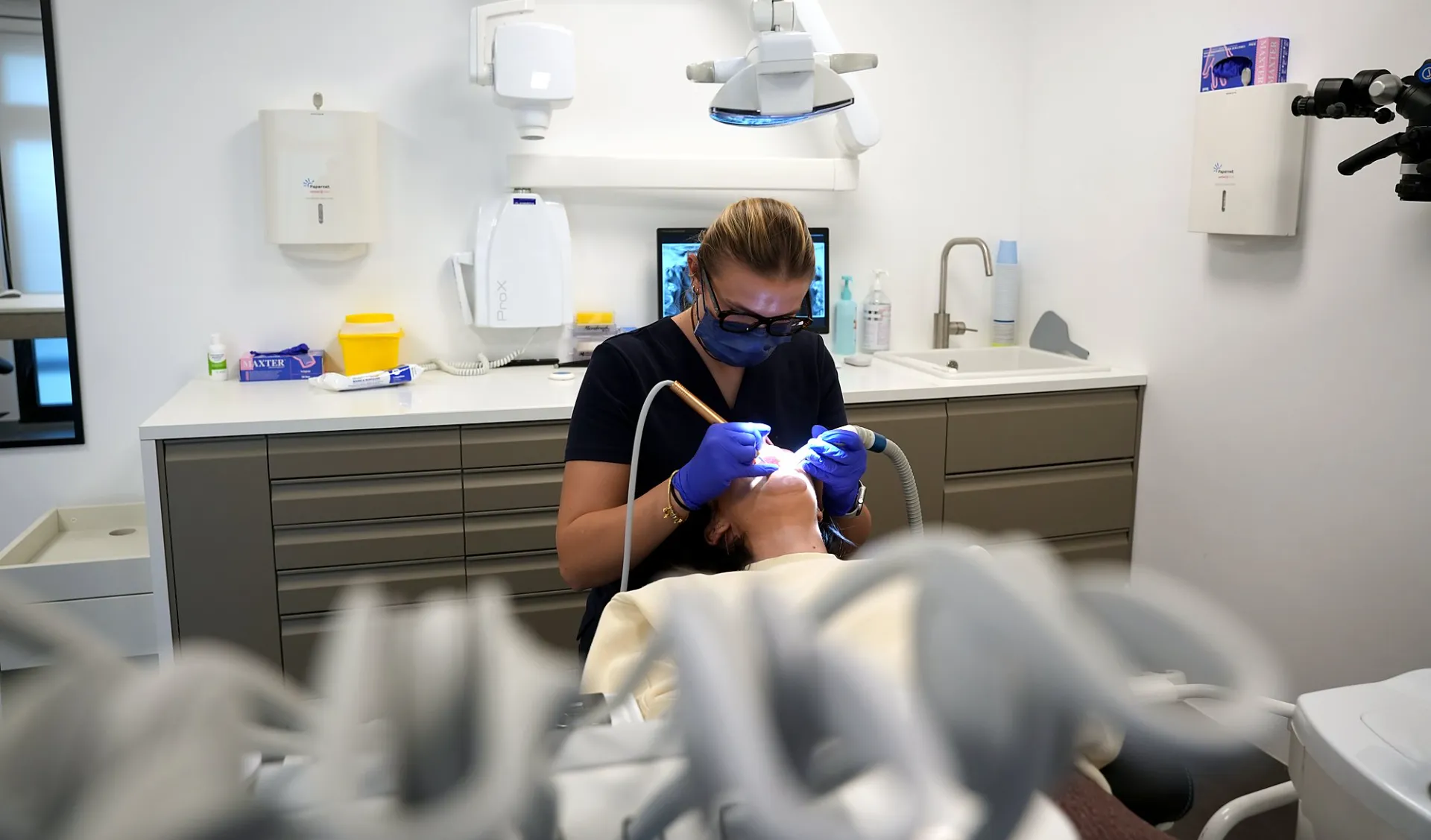 Léonore, hygiéniste, pendant une séance de détartrage